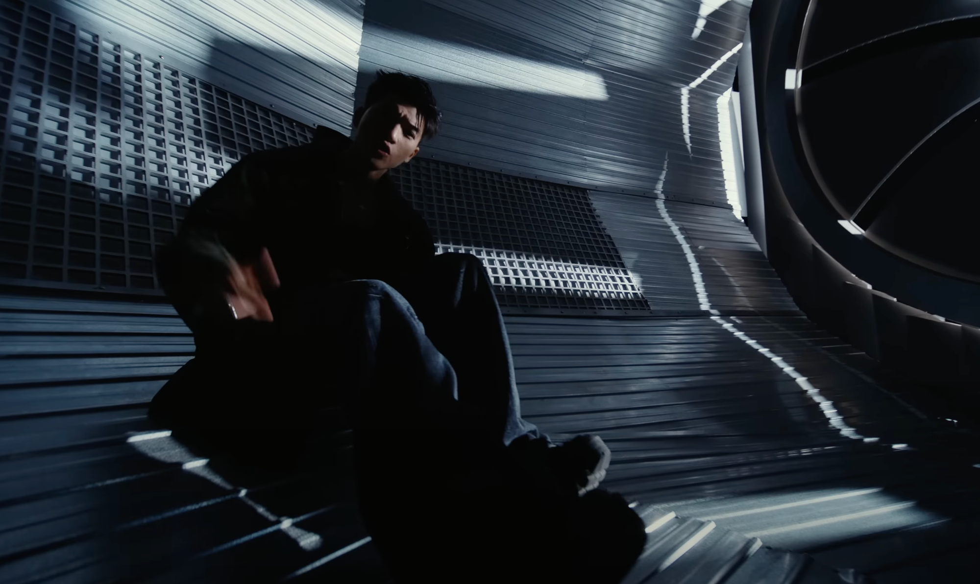 Từ âm nhạc đến MV, Hieuthuhai khiến khán giả nhớ lại âm nhạc của 10-20 năm trước.