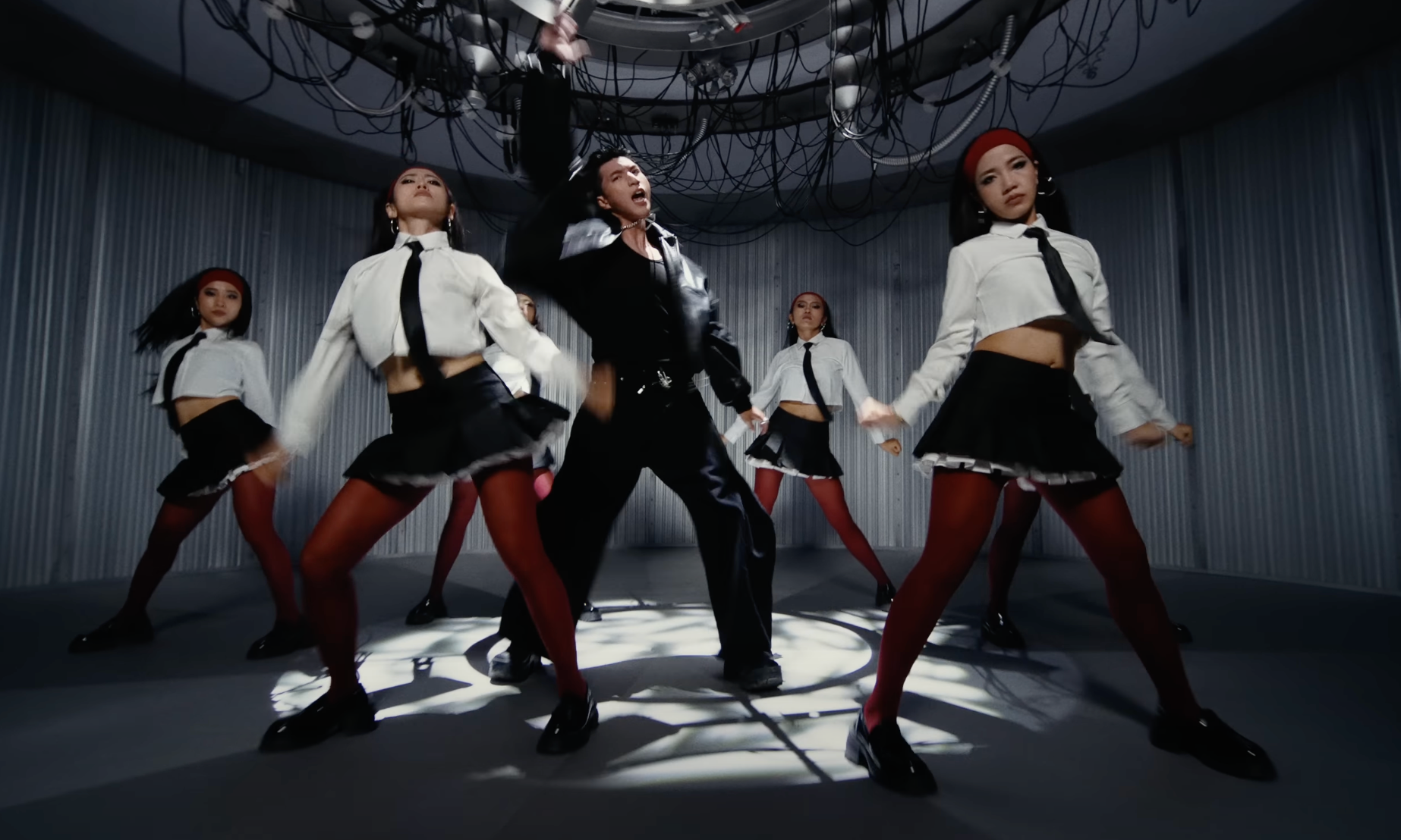 Từ âm nhạc đến MV, Hieuthuhai khiến khán giả nhớ lại âm nhạc của 10-20 năm trước.