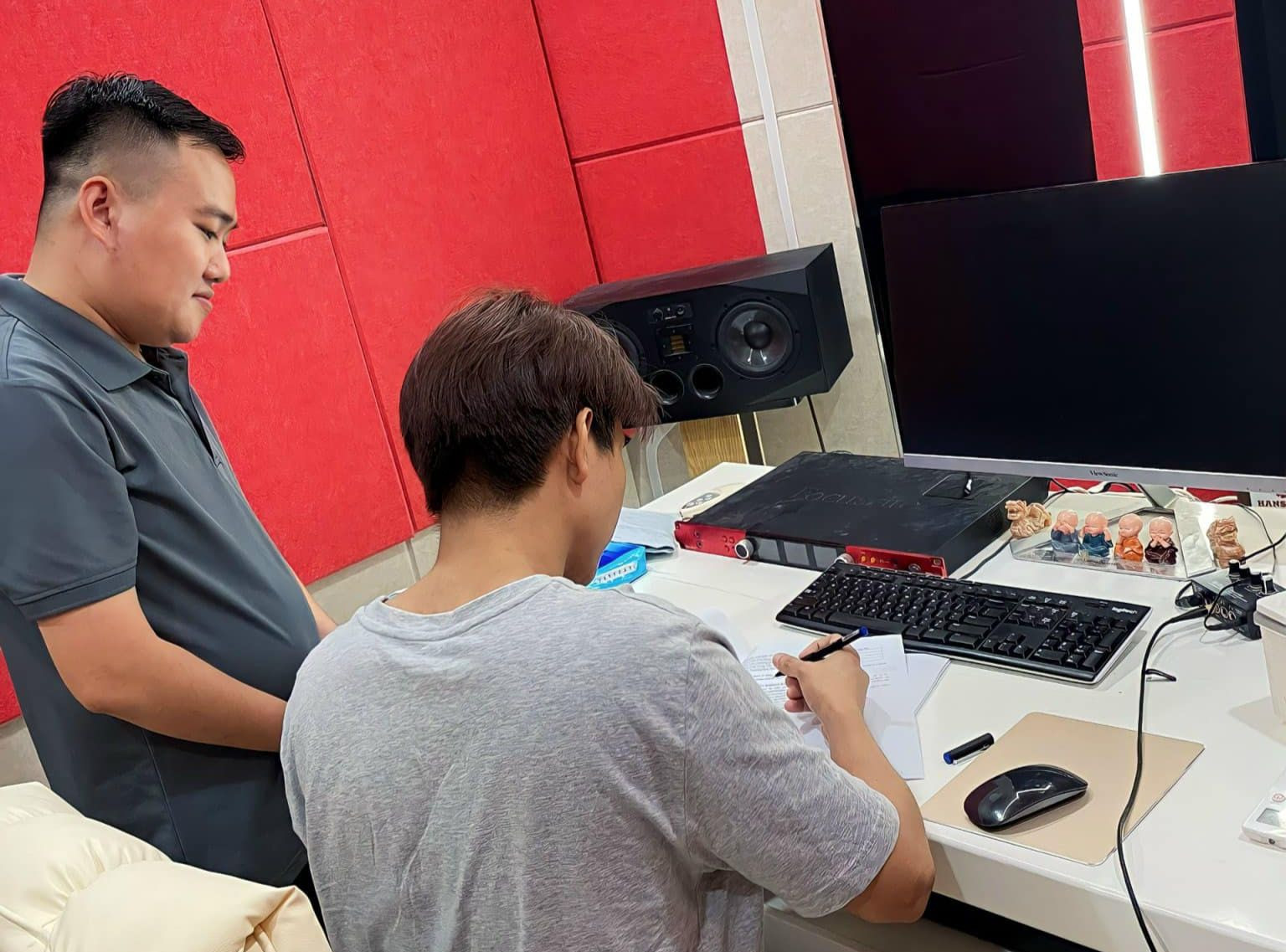 Đỗ Hiếu bán loạt ca khúc cho đơn vị khác. Đỗ Hiếu bán loạt ca khúc cho đơn vị khác.