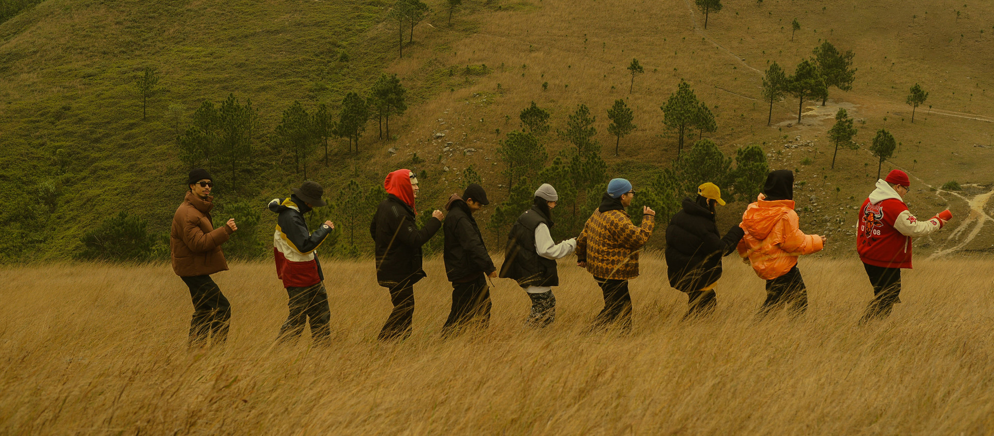 Sự mộc mạc, sảng khoái của các diễn viên là điểm sáng trong MV Luôn yêu đời.