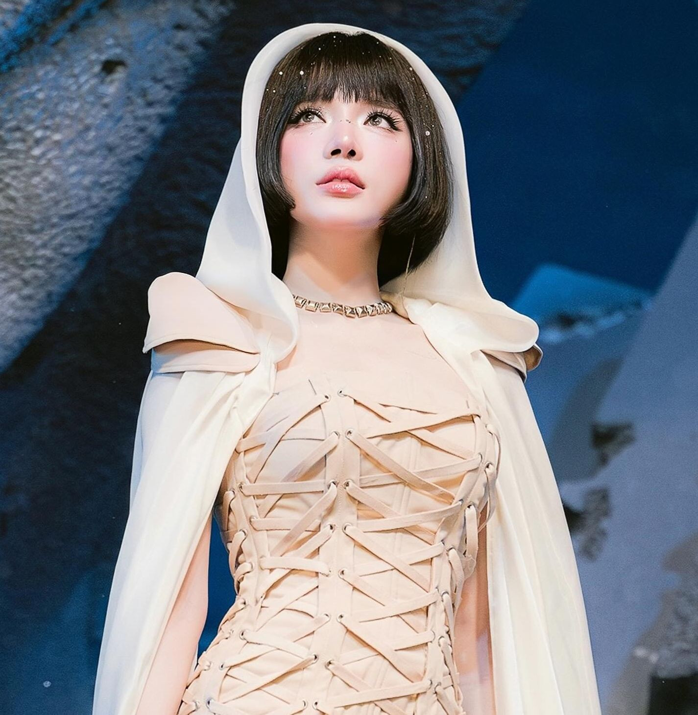 Lâm Bảo Ngọc "lật kèo" đội trưởng LyLy trong cuộc chiến nội bộ để chọn dòng nhạc. Lâm Bảo Ngọc "lật kèo" đội trưởng LyLy trong cuộc chiến nội bộ để chọn dòng nhạc.