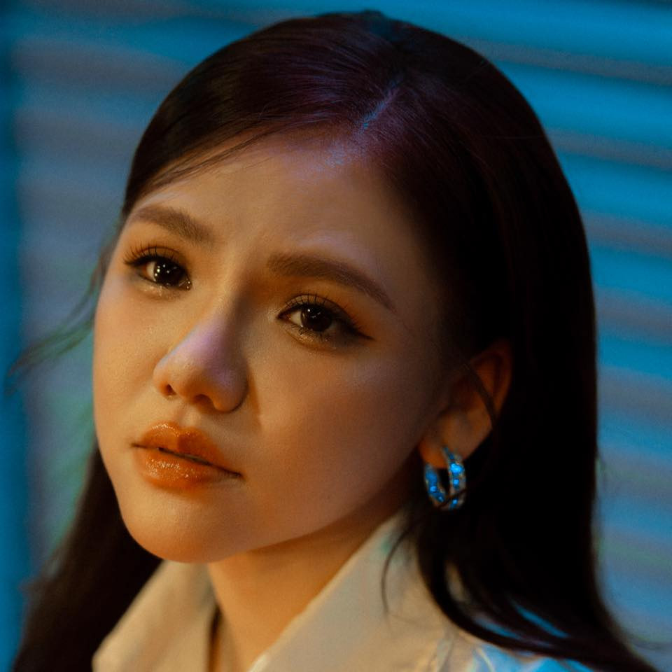 Mono và Myra Trần thất thế.