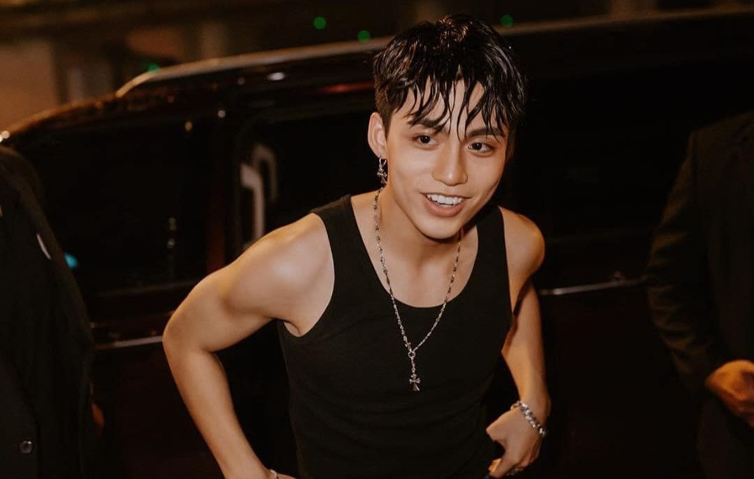 Trang phục, vũ đạo và thần thái của Mono giúp ca khúc Waiting For You nổi lên.