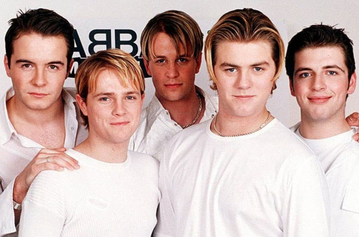 Westlife có 5 thành viên, trước khi Brian (thứ 2 từ phải sang) rời nhóm.