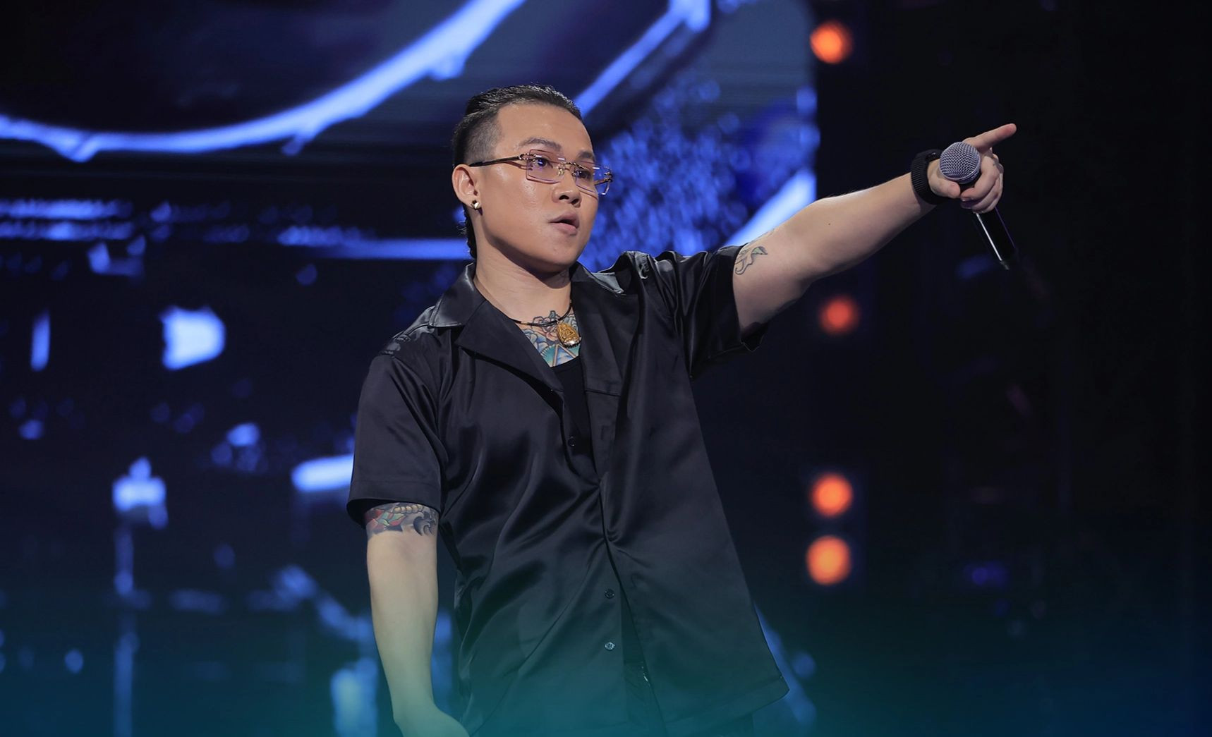 Vị thế của SMO có thể ngồi ngang hàng với HLV B Ray. Anh gạt bỏ cái tôi, bước lên sân khấu Rap Việt với tư cách thí sinh và đã thể hiện kỹ năng ấn tượng. Chuyện SMO vào chung kết không bất ngờ.