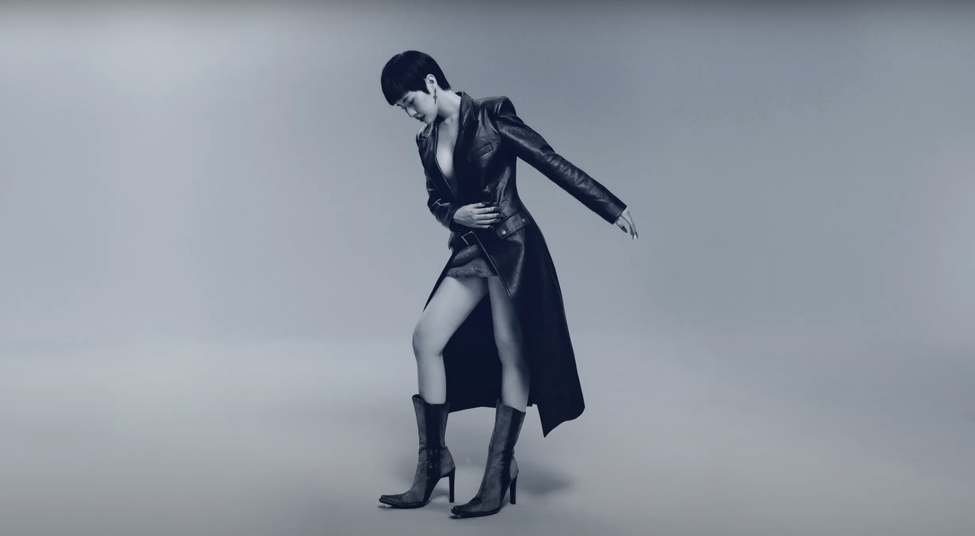 Emma Nhất Khanh cũng tung bài nhạc ẩn ý nhưng bị Pháo làm lu mờ. Emma Nhất Khanh cũng tung bài nhạc ẩn ý nhưng bị Pháo làm lu mờ.