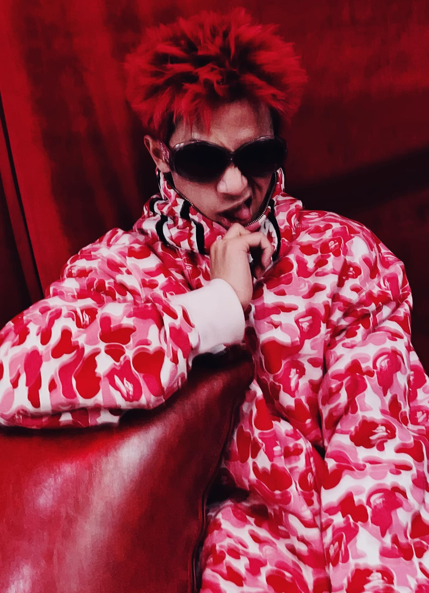 Karina (phải) hưởng ứng trend của không sao cả. Karina (phải) hưởng ứng trend của không sao cả.