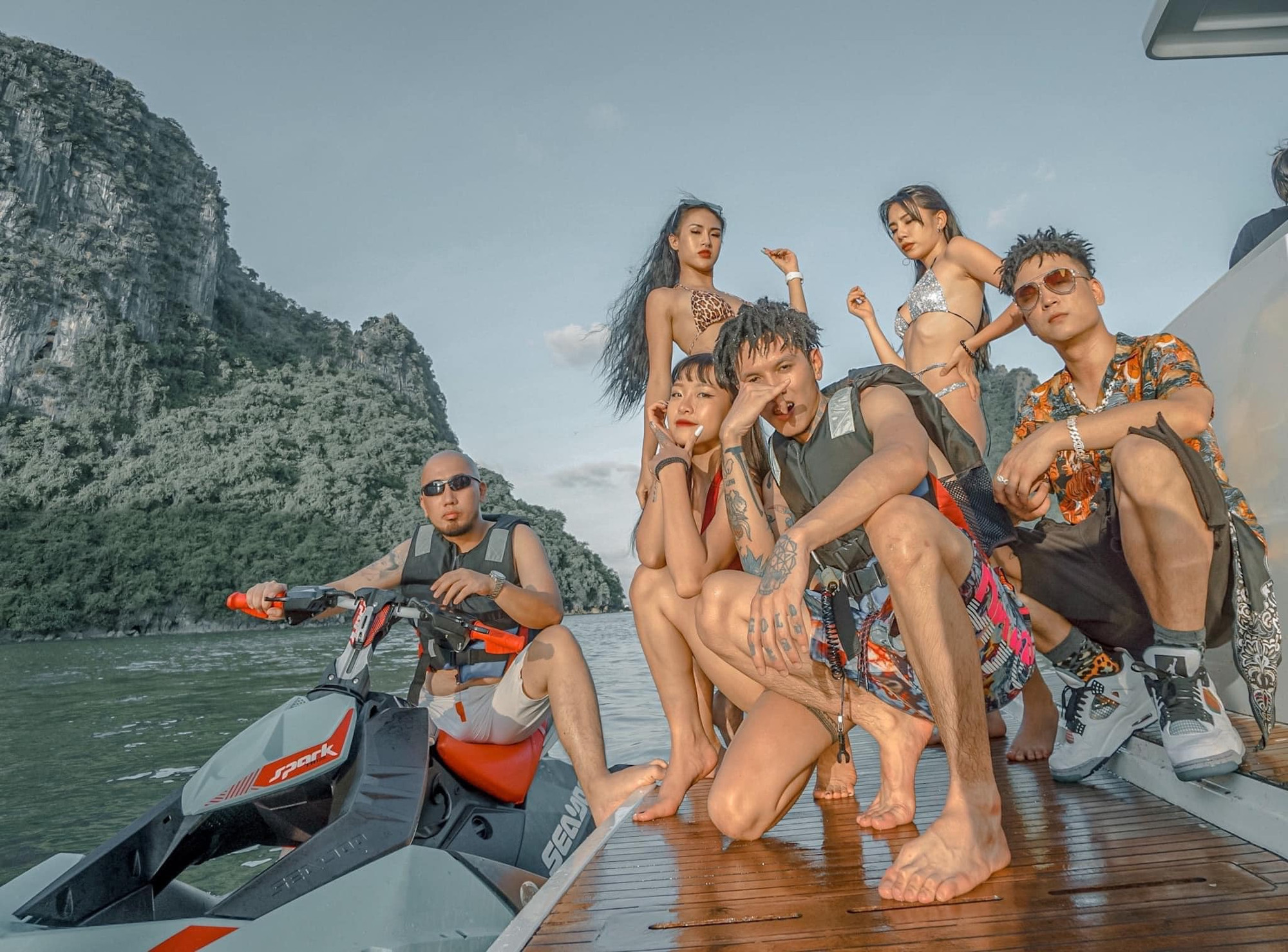 Sau "giông bão" Bình Gold trở lại với MV tiếp tục gây tranh cãi. Sau "giông bão" Bình Gold trở lại với MV tiếp tục gây tranh cãi.