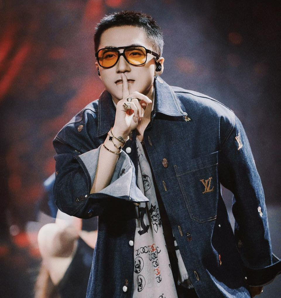 Sơn Tùng gây sốt ở phố đi bộ Nguyễn Huệ. Sơn Tùng gây sốt ở phố đi bộ Nguyễn Huệ.