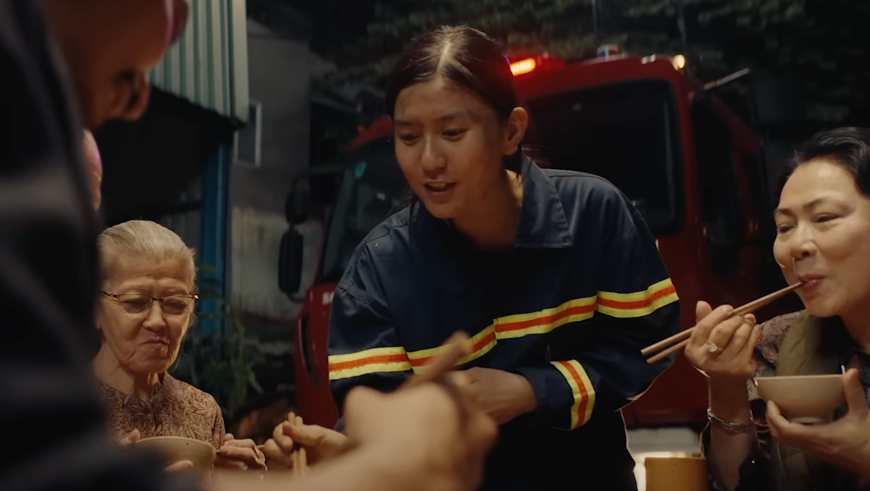 Những hình ảnh xúc động trong MV Vị nhà.