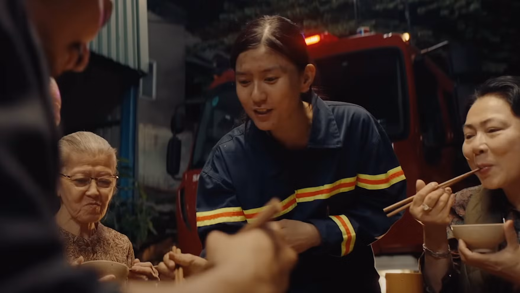 Những hình ảnh xúc động trong MV Vị nhà. Những hình ảnh xúc động trong MV Vị nhà.