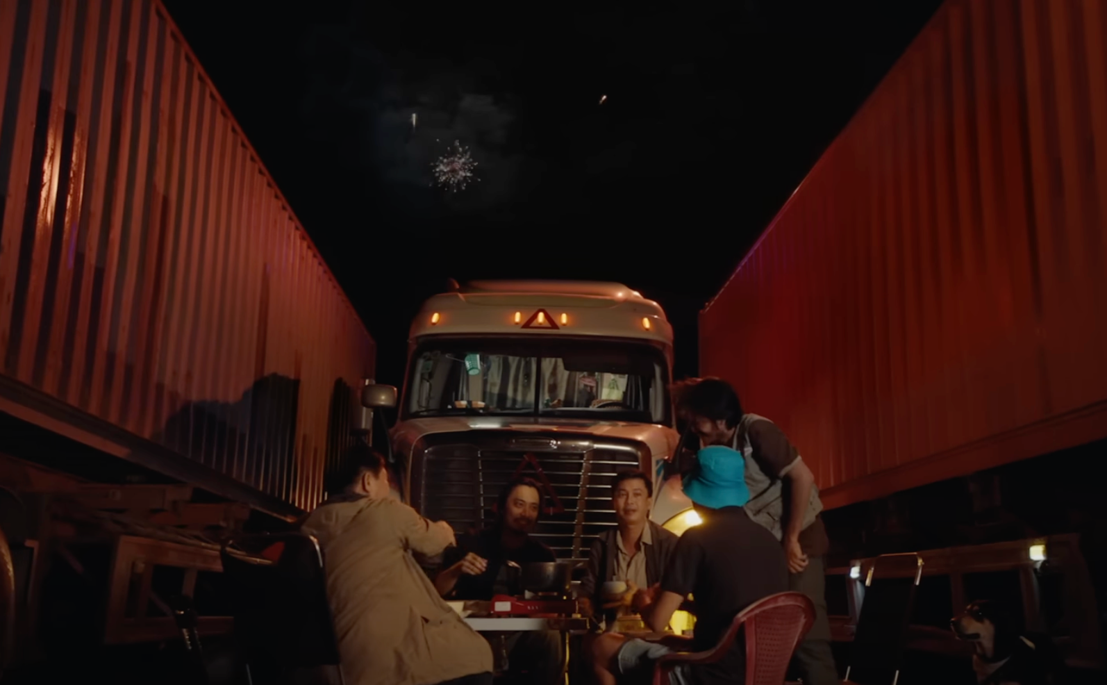 Những hình ảnh xúc động trong MV Vị nhà.