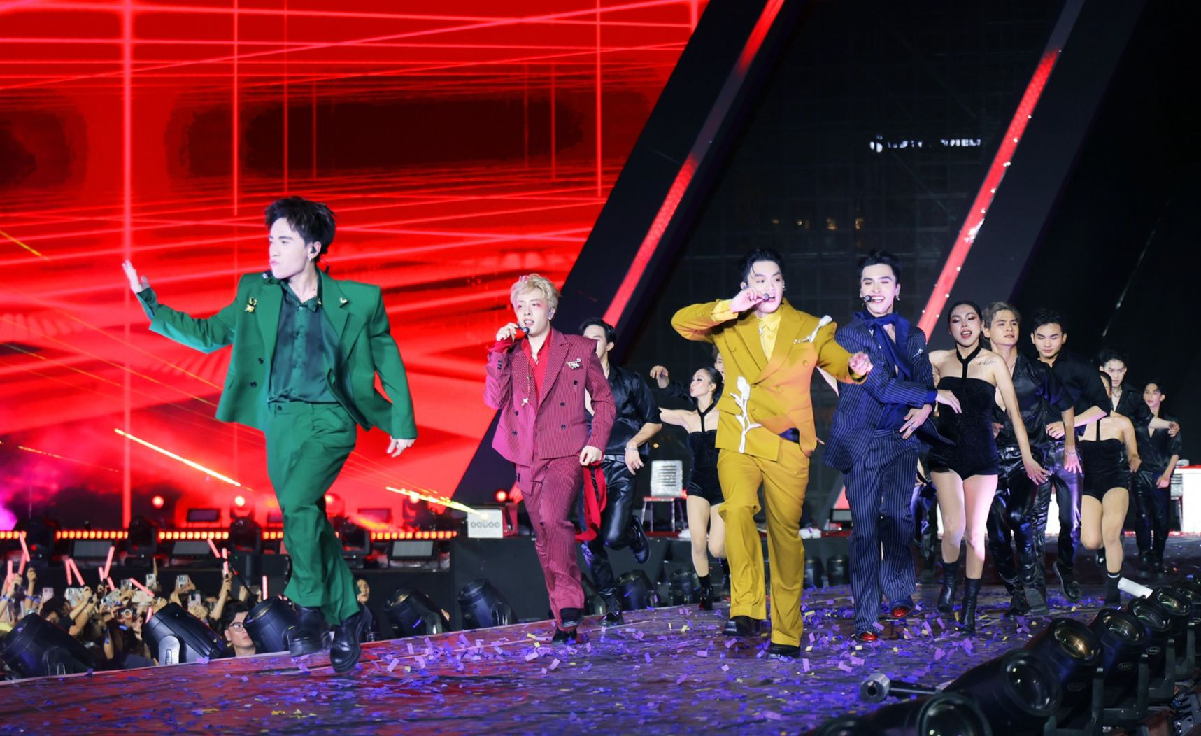 Negav (áo vàng) biểu diễn ở Live Concert Anh trai say hi. Negav (áo vàng) biểu diễn ở Live Concert Anh trai say hi.