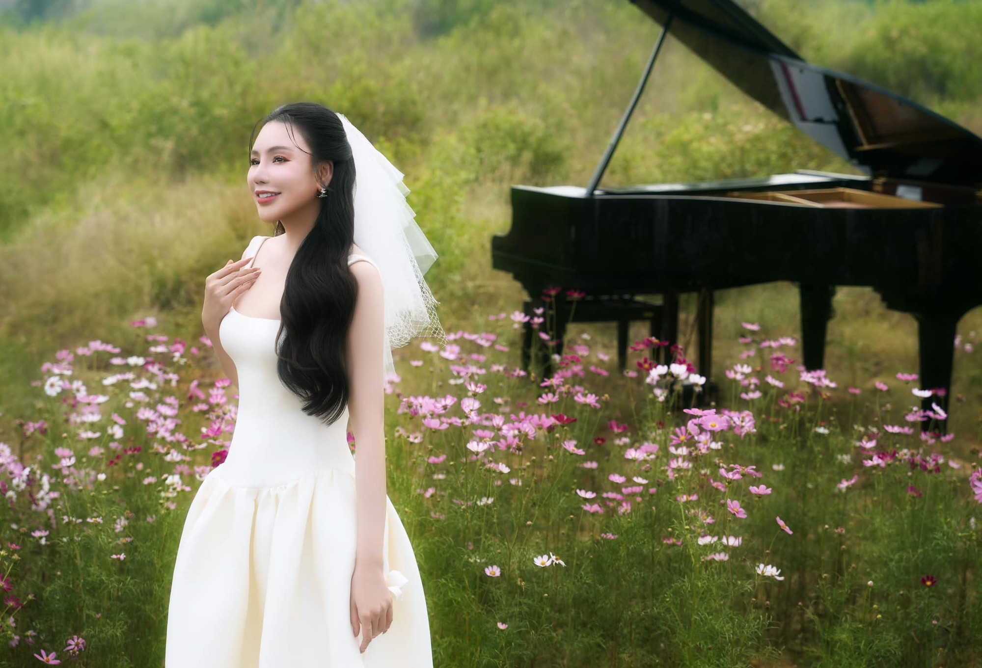 Dàn ê-kíp hùng hậu có giúp Hồ Quỳnh Hương cạnh tranh trending?