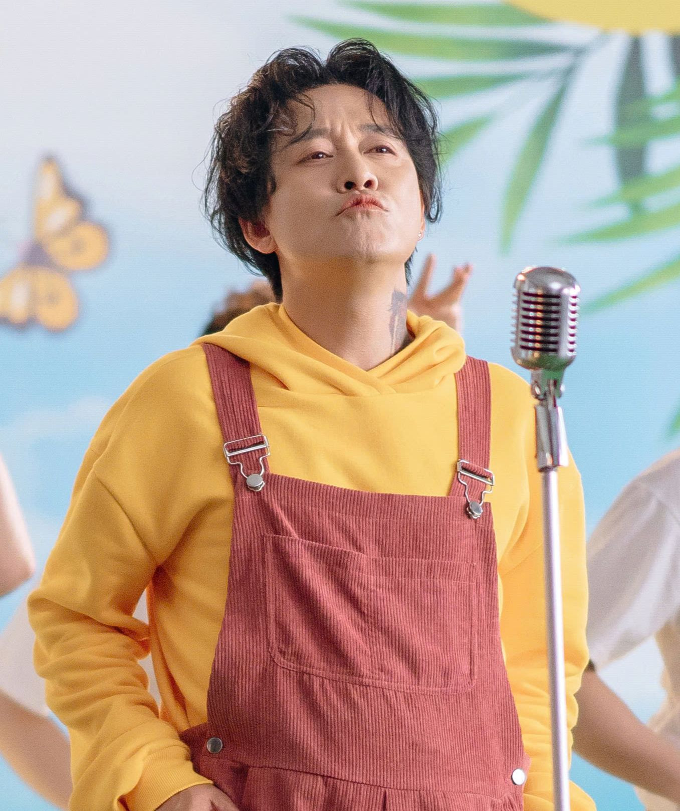 Tuấn Hưng thay đổi hình tượng trong MV mới. Tuấn Hưng thay đổi hình tượng trong MV mới.