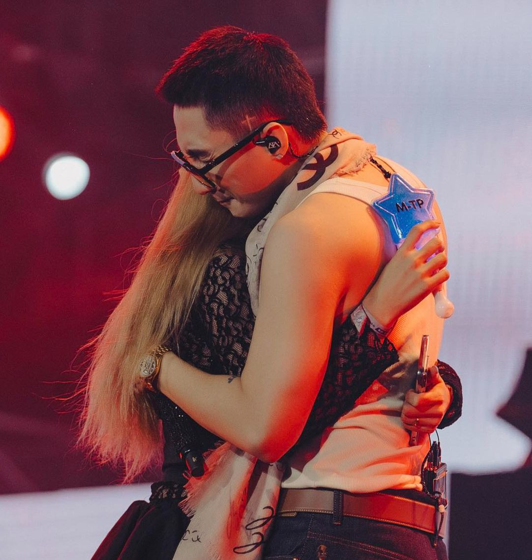 Sơn Tùng gây sốt ở phố đi bộ Nguyễn Huệ. Sơn Tùng gây sốt ở phố đi bộ Nguyễn Huệ.