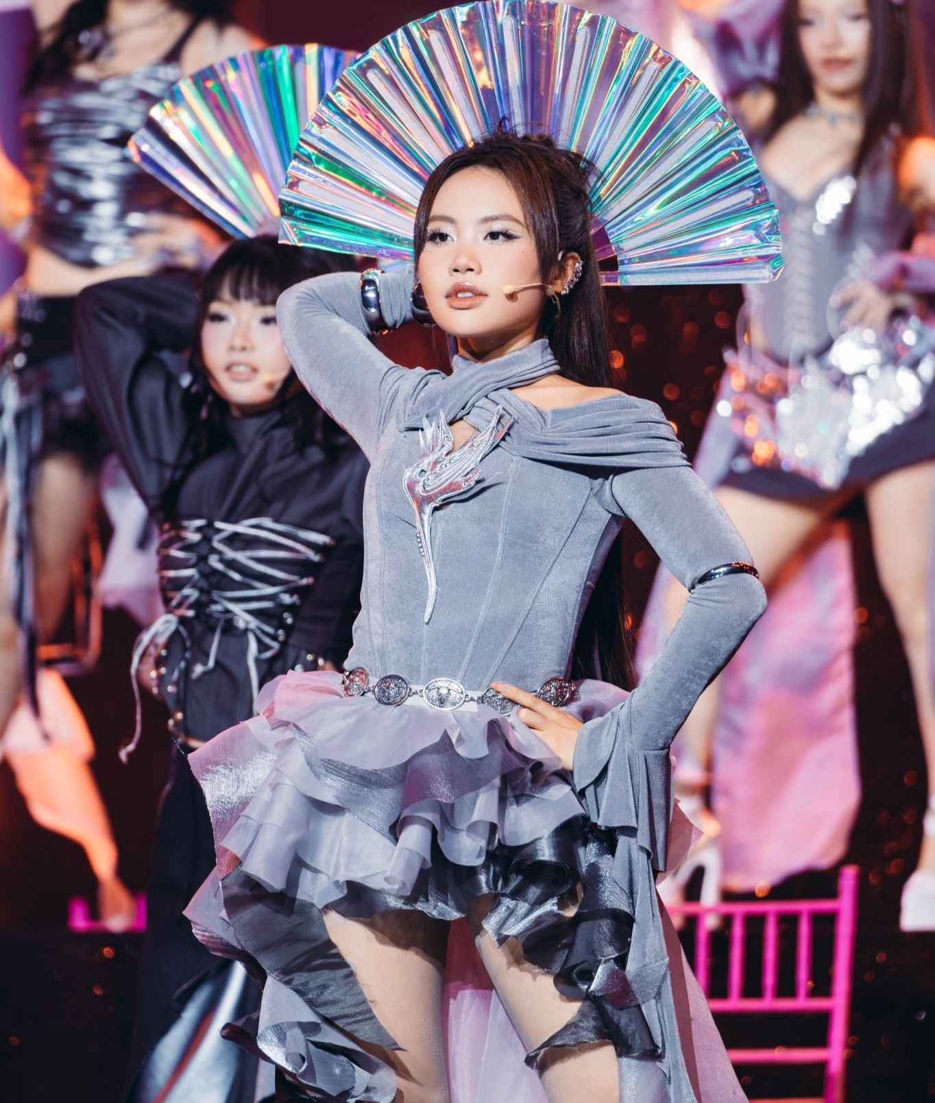 Pháo, Phương Mỹ Chi "chiếm spotlight" từ trước và sau tiết mục biểu diễn. Pháo, Phương Mỹ Chi "chiếm spotlight" từ trước và sau tiết mục biểu diễn.