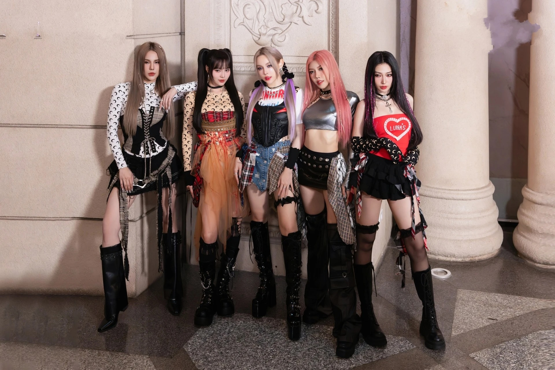 MV đắt đỏ giúp sản phẩm Moonlight có cú chạy đà thành công.