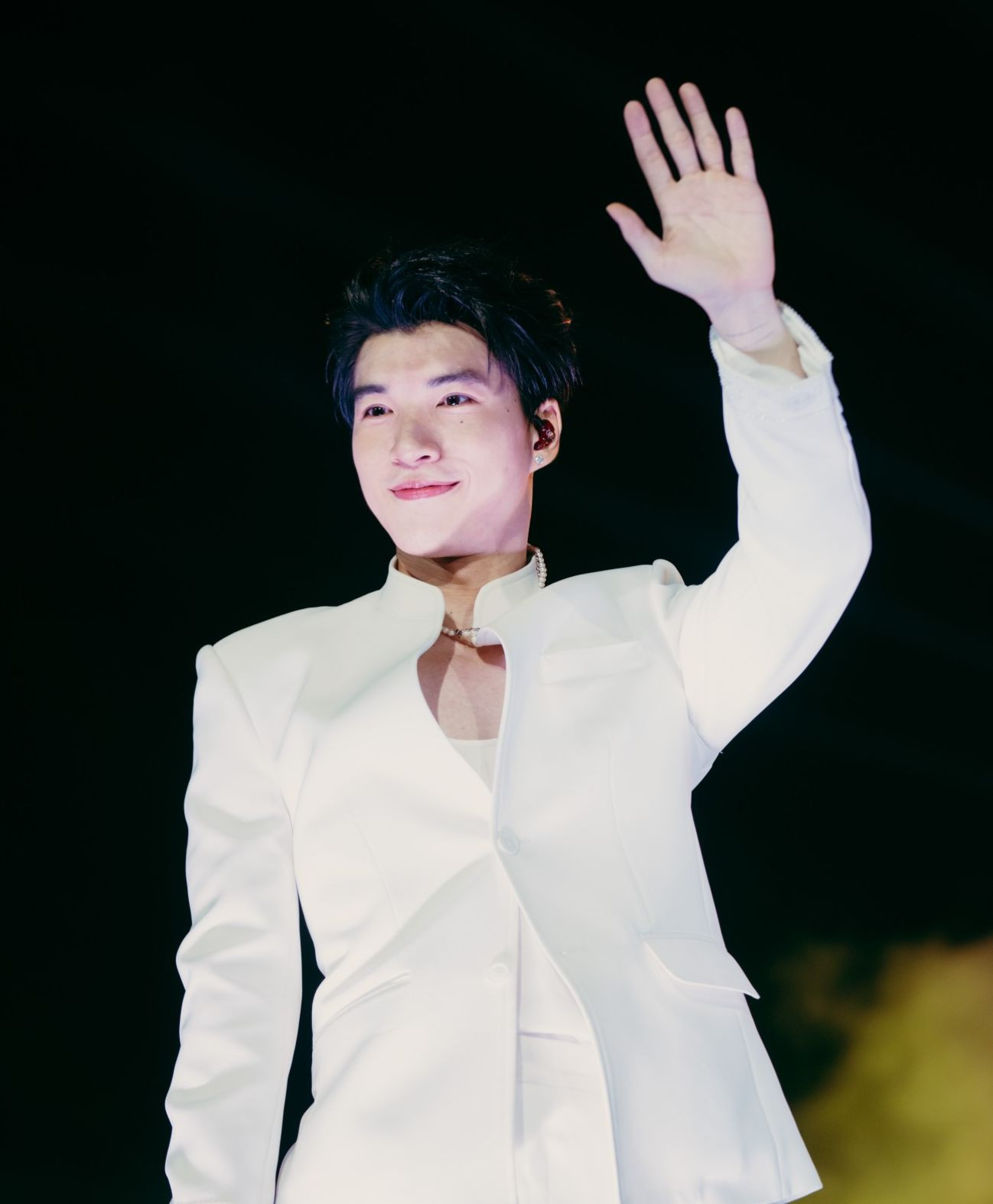 Hòa Minzy vừa trở lại top 1 phải đụng độ Hieuthuhai.