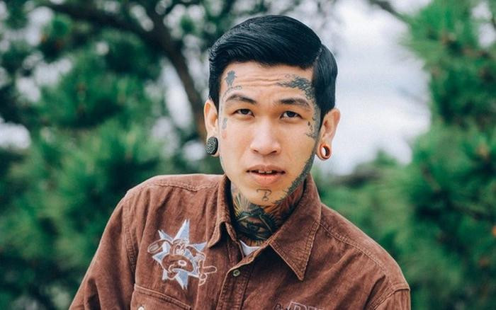 Dế Choắt đứng dậy sau đống tro tàn. Dế Choắt đứng dậy sau đống tro tàn.