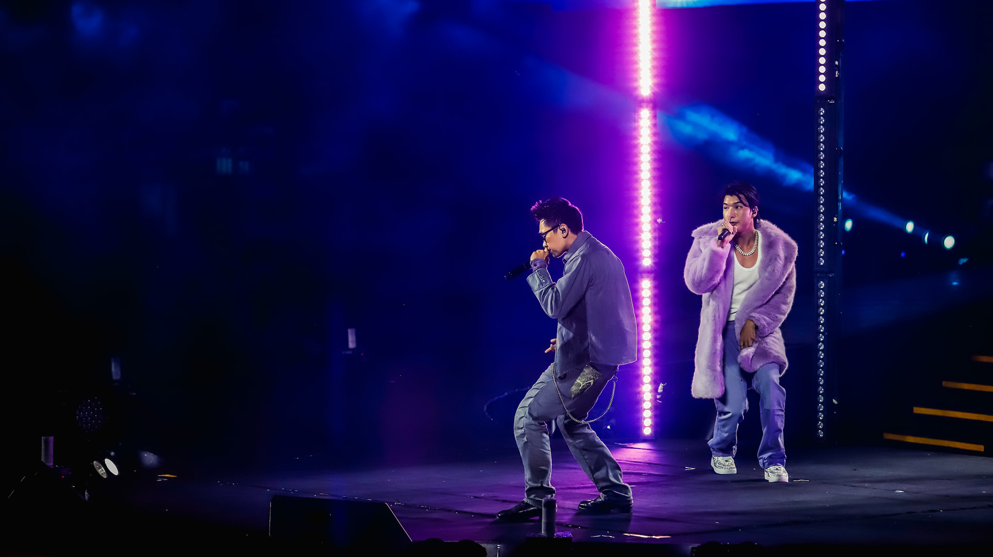 Manbo đồng hành cùng Hieuthuhai ở nhiều sân khấu.