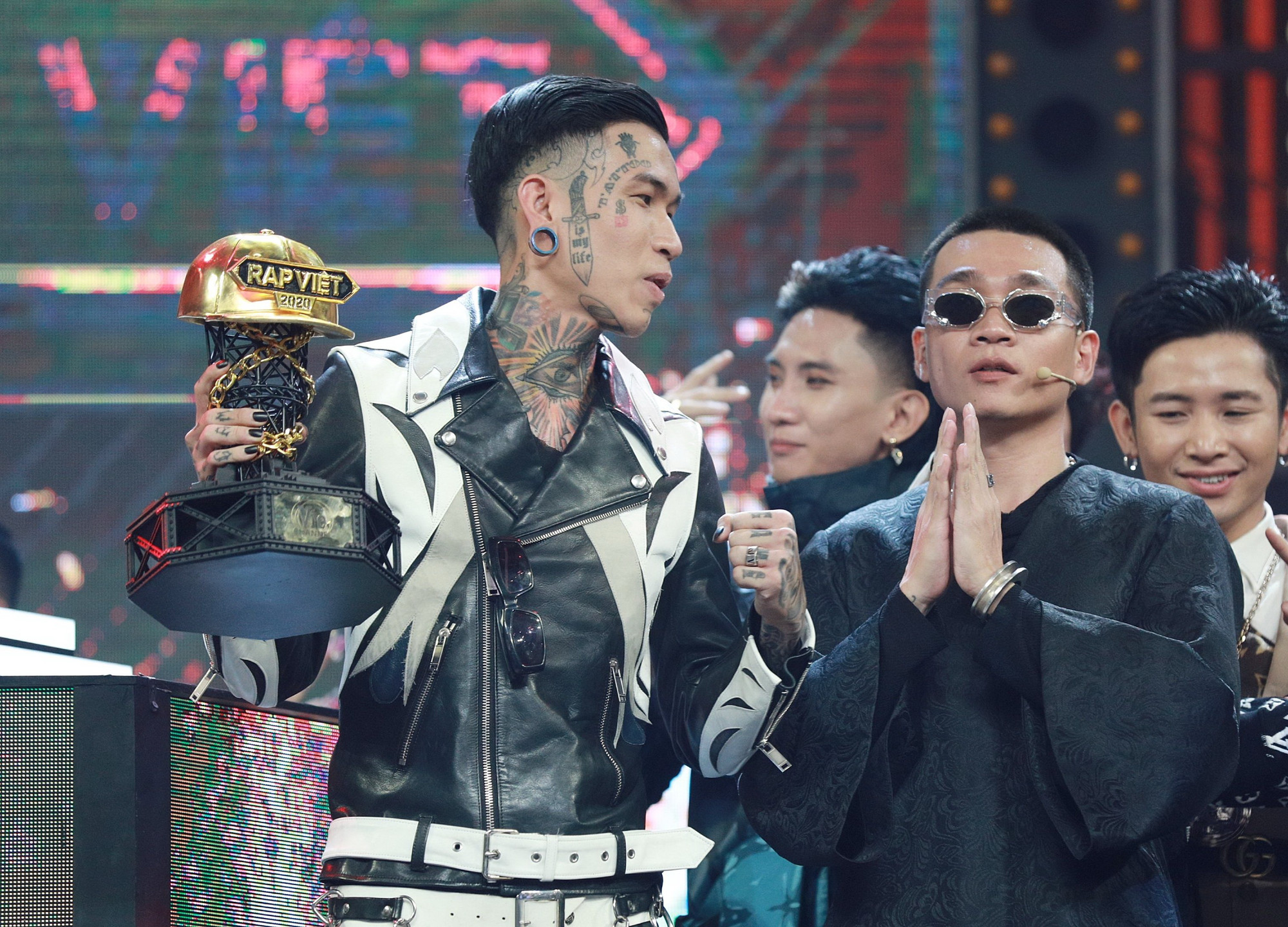 Sau 4 năm, Dế Choắt giờ không còn một ai bên cạnh. Sau 4 năm, Dế Choắt giờ không còn một ai bên cạnh.