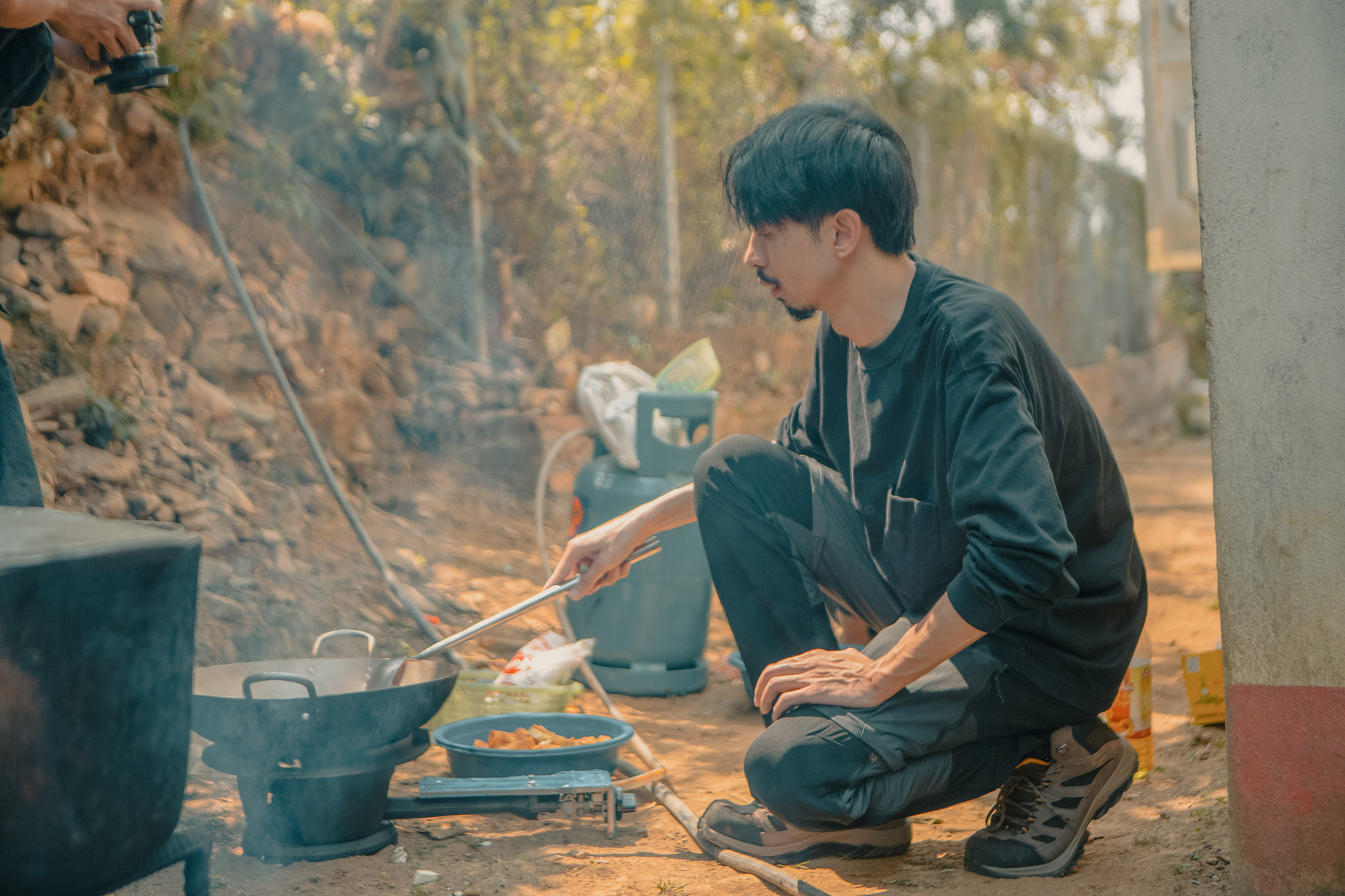 Đen Vâu nấu ăn cho trẻ em vùng cao.