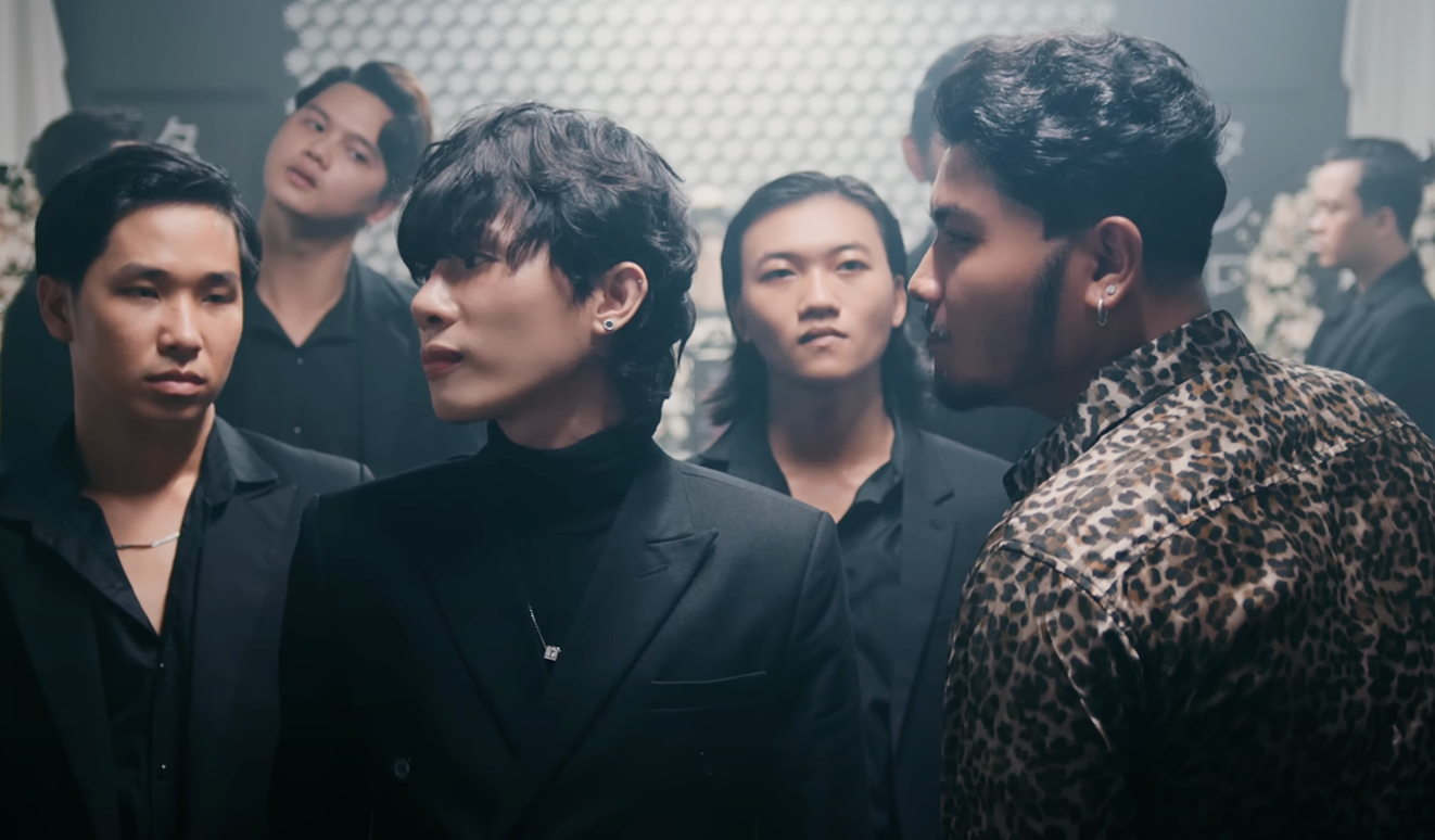 Jack vào vai giang hồ trong MV mới. Jack vào vai giang hồ trong MV mới.