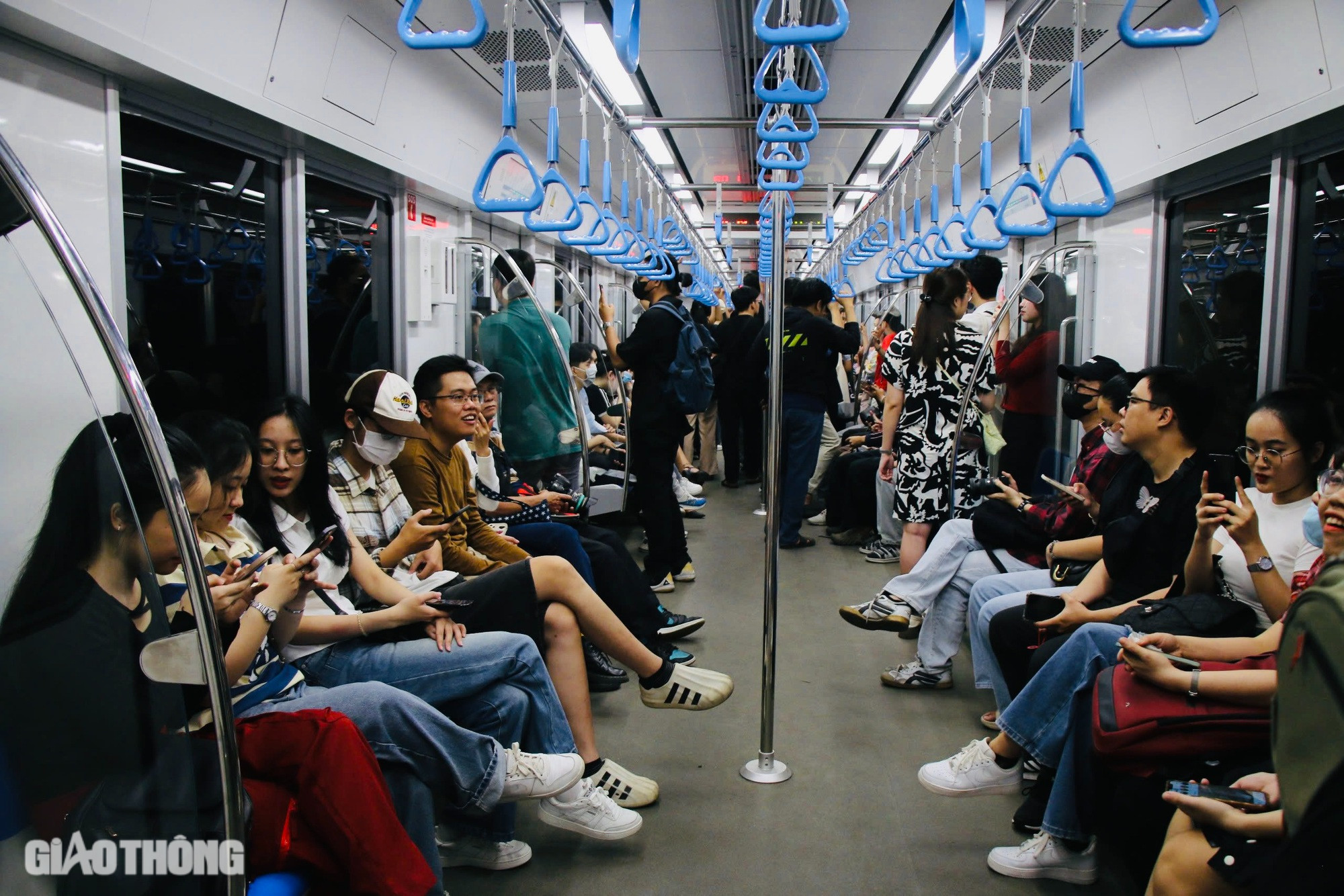 Bên trong khoang tàu metro, hai hàng ghế được bố trí dọc hai bên, tạo không gian thoáng đãng cho khách hàng đứng ở giữa. Ghế ngồi được thiết kế gọn gàng, màu sắc tươi sáng, mang lại cảm giác giác hiện đại và thoải mái. Đặc biệt, máy lạnh trên metro mát rượi, khiến người dân trải nghiệm rất thích thú.