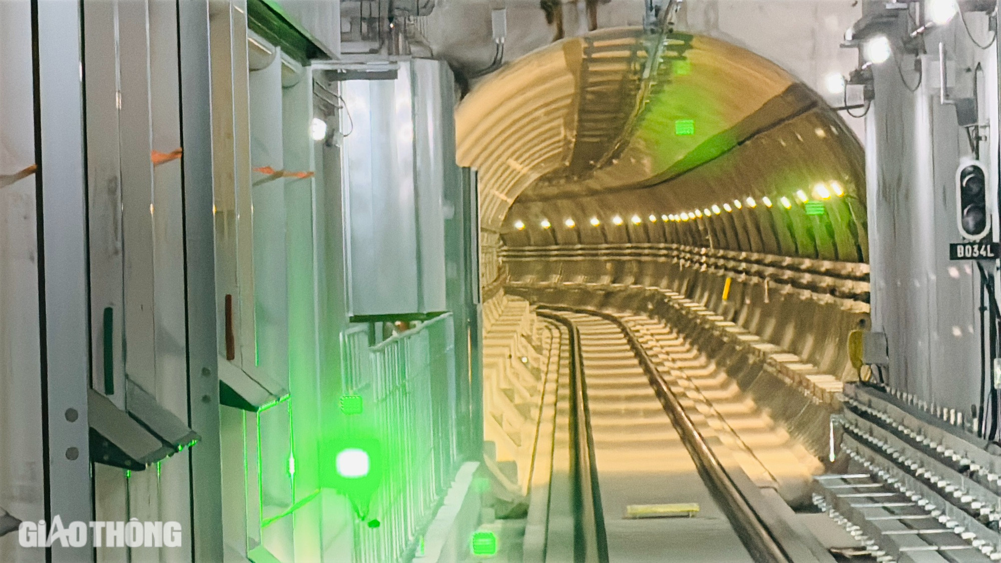 Giai đoạn thử nghiệm cuối cùng này sẽ đánh giá các yếu tố như hệ thống kỹ thuật, khả năng hoạt động của đoàn tàu, sự phối hợp giữa các bộ phận vận hành, và tính nhuần nhuyễn trong xử lý các tình huống thực tế, chuẩn bị tốt nhất cho ngày vận hành chính thức vào 22/12.