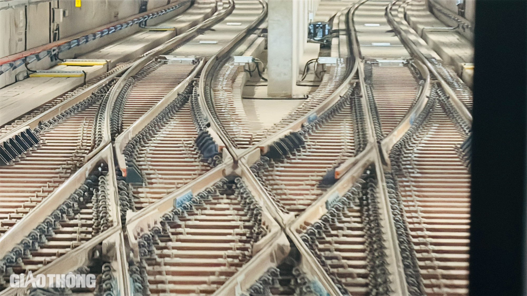 Giai đoạn thử nghiệm cuối cùng này sẽ đánh giá các yếu tố như hệ thống kỹ thuật, khả năng hoạt động của đoàn tàu, sự phối hợp giữa các bộ phận vận hành, và tính nhuần nhuyễn trong xử lý các tình huống thực tế, chuẩn bị tốt nhất cho ngày vận hành chính thức vào 22/12.