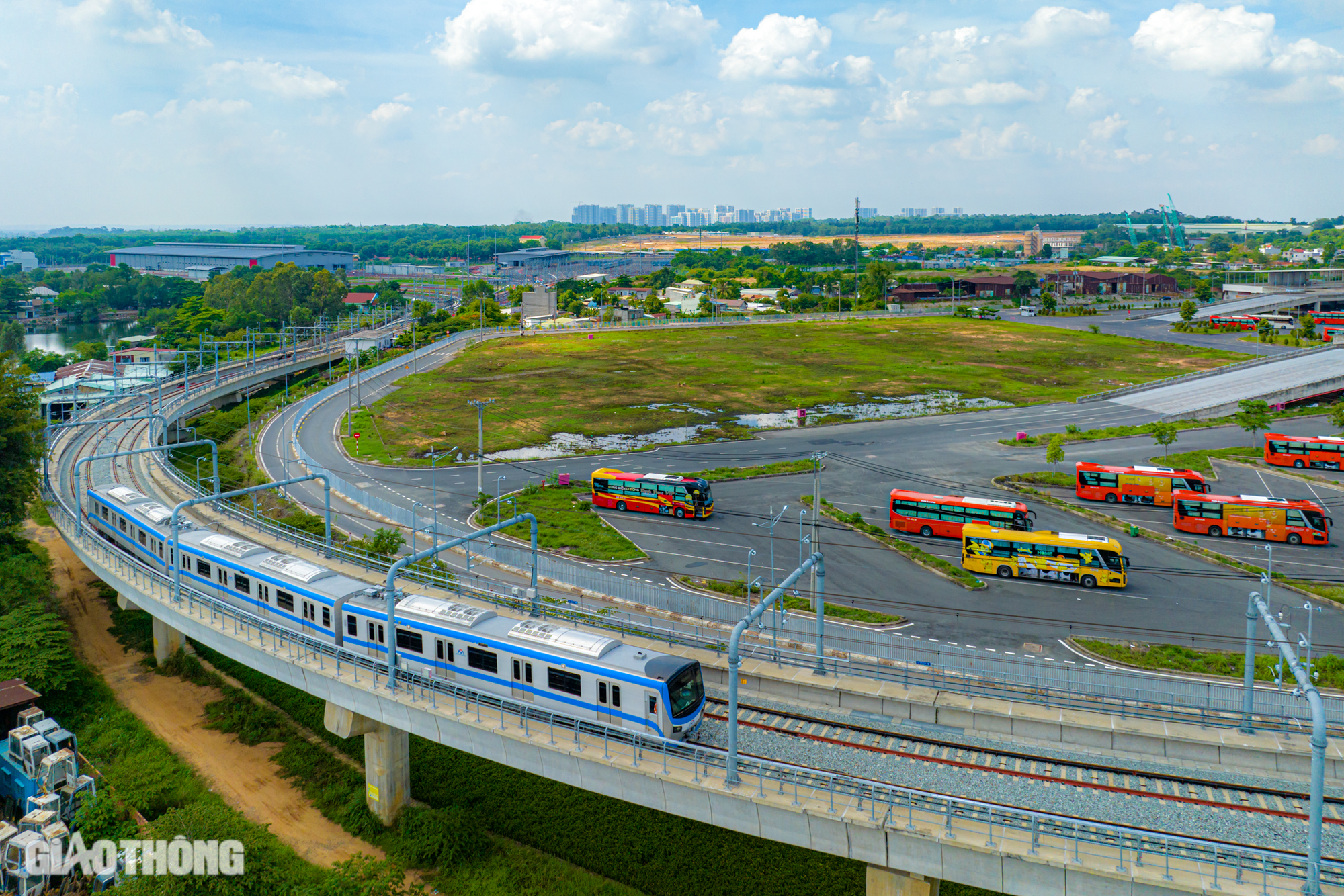 Tuyến metro số 1 dài gần 20km, bao gồm 11 ga trên cao và 3 ga ngầm, với tổng vốn đầu tư hơn 43.700 tỉ đồng. Trong tháng đầu tiên metro vận hành, người dân sẽ được miễn phí vé metro và vé đi xe buýt kết nối các tuyến metro. TP.HCM cũng có chính sách hỗ trợ 100% giá vé cho người có công với cách mạng, người khuyết tật, người cao tuổi, trẻ em dưới 6 tuổi khi sử dụng dịch vụ vận tải hành khách công cộng bằng tàu điện và xe buýt.