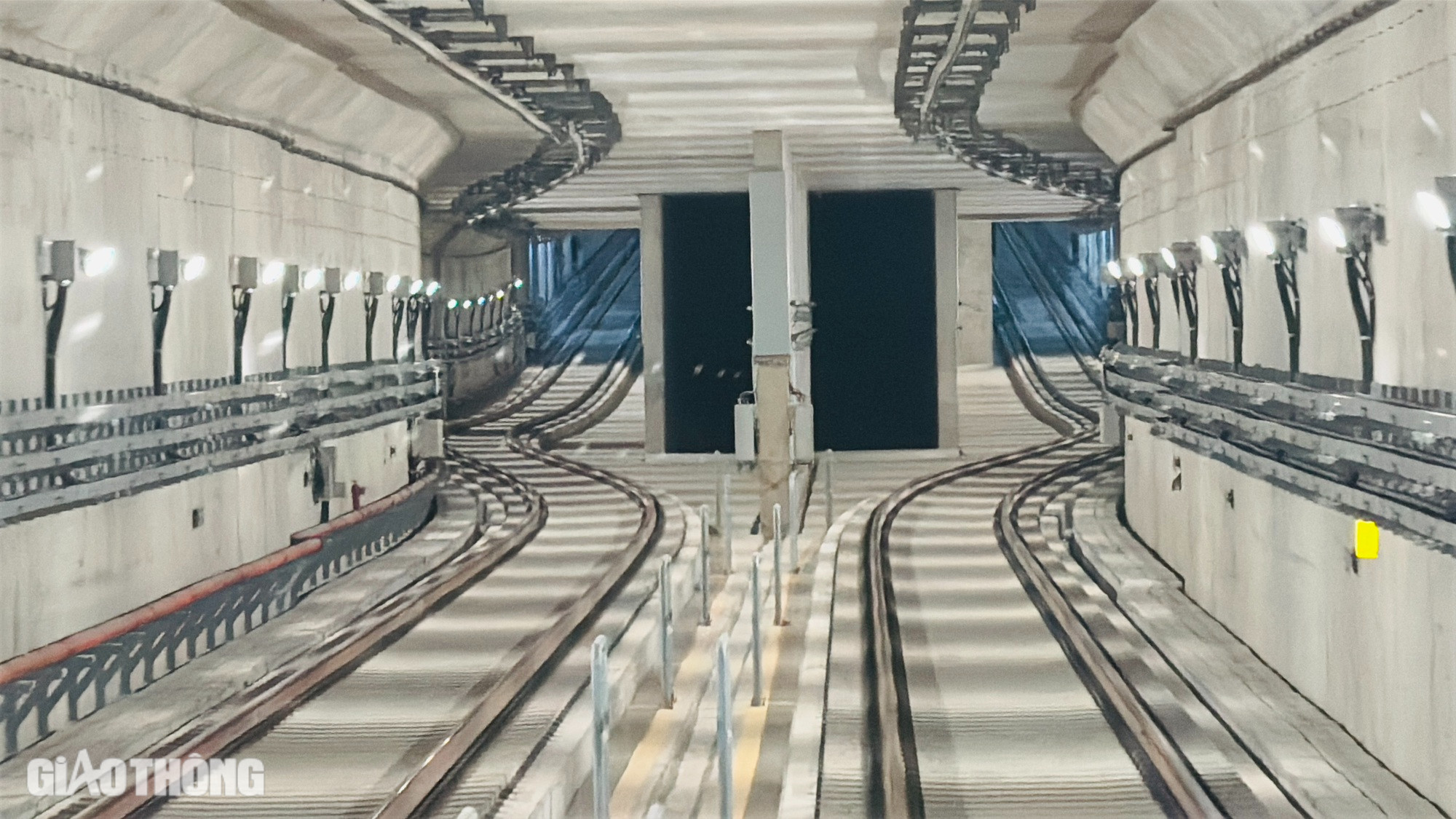 Giai đoạn thử nghiệm cuối cùng này sẽ đánh giá các yếu tố như hệ thống kỹ thuật, khả năng hoạt động của đoàn tàu, sự phối hợp giữa các bộ phận vận hành, và tính nhuần nhuyễn trong xử lý các tình huống thực tế, chuẩn bị tốt nhất cho ngày vận hành chính thức vào 22/12.