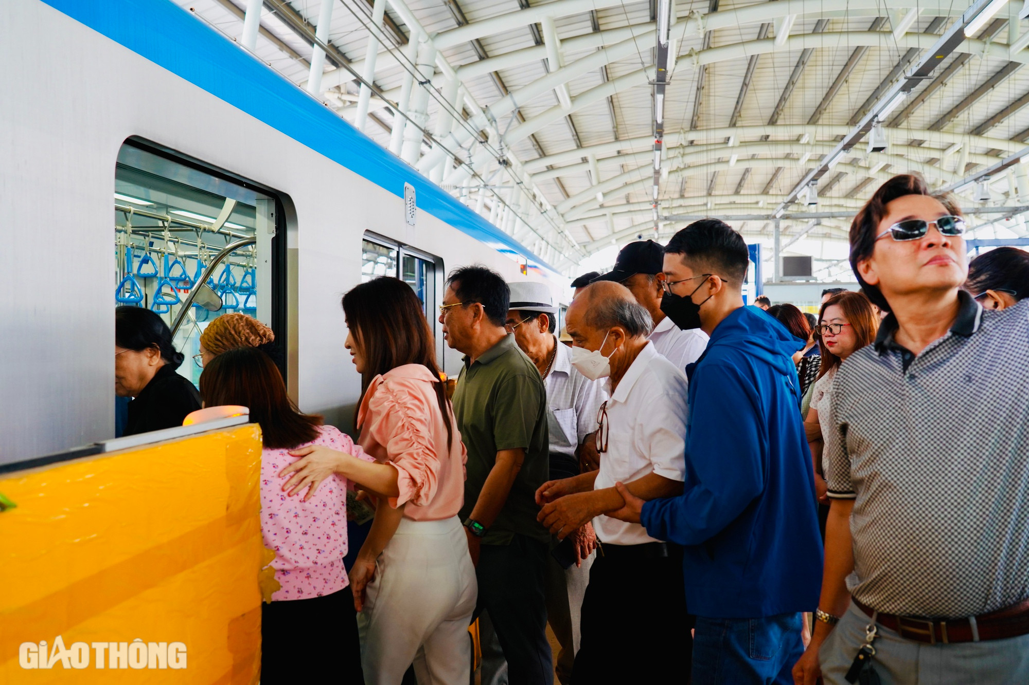 Khoảng 10h15 phút, chuyến tàu metro đầu tiên khởi hành từ ga Bến Thành đến ga Suối Tiên, hành trình kéo dài khoảng 30 phút. Trong suốt chuyến đi, tàu dừng lại tại các nhà ga khoảng 30 giây để đón và trả khách. Với khoảng thời gian dừng ngắn, hành khách cần sẵn sàng, nhanh chóng để lên hoặc xuống tàu.