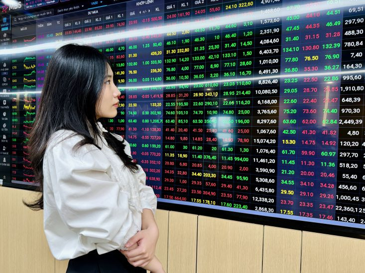 Thị Trường Chứng Khoán Việt Nam: Thanh Khoản Thấp Nhưng VN-Index Đang Tăng