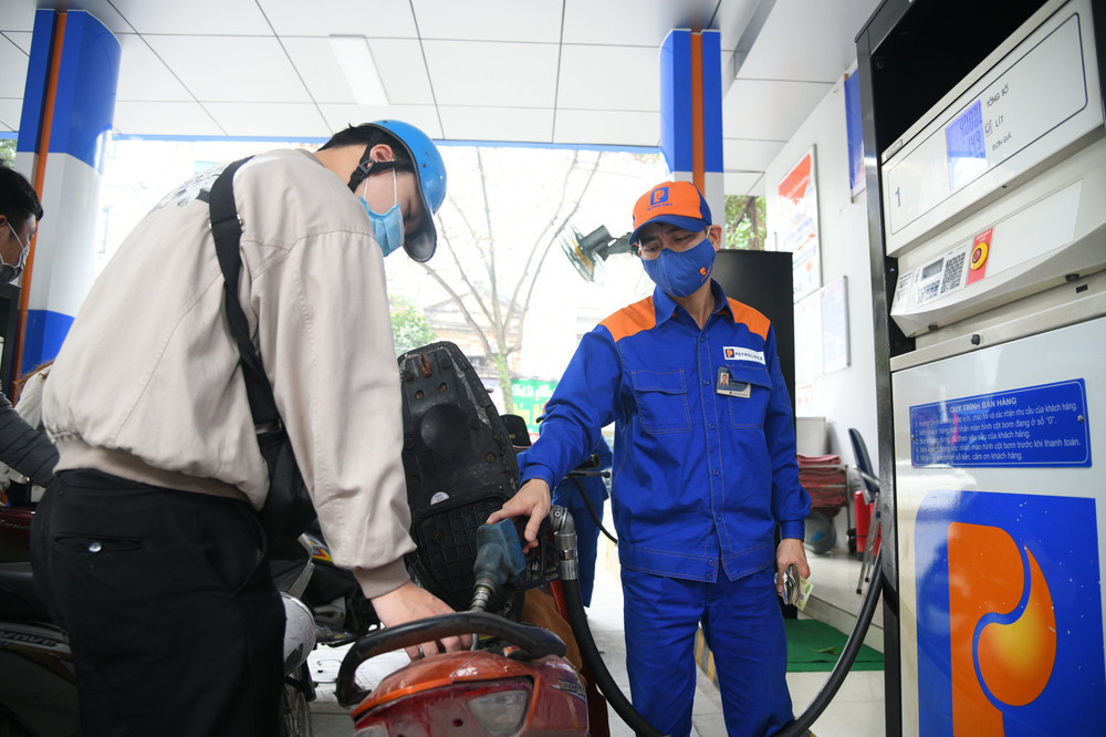 Theo các doanh nghiệp, trong kỳ điều hành vào ngày mai (17/7), giá xăng trong nước ngày mai có thể giảm 180 đồng/lít. Còn giá dầu biến động trái chiều. | Báo