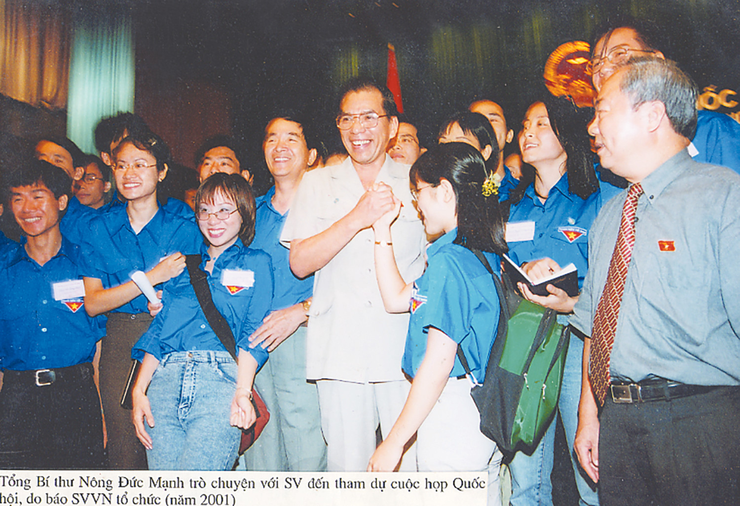 Tổng Bí thư Nông Đức Mạnh trò chuyện với sinh viên đến tham dự cuộc họp Quốc hội, chương trình do Báo Sinh Viên Việt Nam tổ chức năm 2001.
