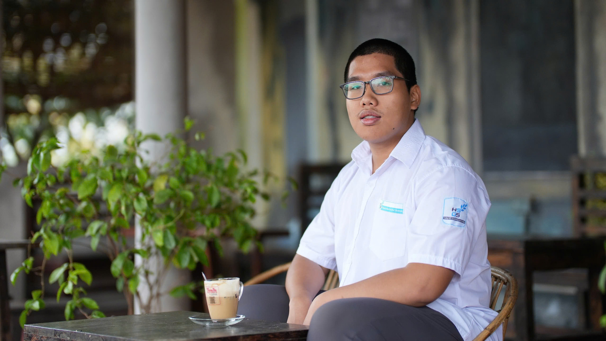 Em Hoàng Xuân Bách - học sinh lớp 12, Trường THPT chuyên Khoa học Tự nhiên, Trường Đại học Khoa học Tự nhiên, Đại học Quốc gia Hà Nội. Em Hoàng Xuân Bách - học sinh lớp 12, Trường THPT chuyên Khoa học Tự nhiên, Trường Đại học Khoa học Tự nhiên, Đại học Quốc gia Hà Nội.