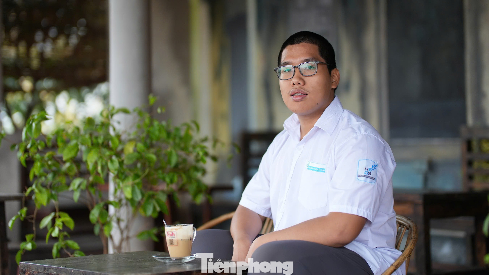 Em Hoàng Xuân Bách - học sinh lớp 12, Trường THPT chuyên Khoa học Tự nhiên, Trường Đại học Khoa học Tự nhiên, Đại học Quốc gia Hà Nội. Em Hoàng Xuân Bách - học sinh lớp 12, Trường THPT chuyên Khoa học Tự nhiên, Trường Đại học Khoa học Tự nhiên, Đại học Quốc gia Hà Nội.