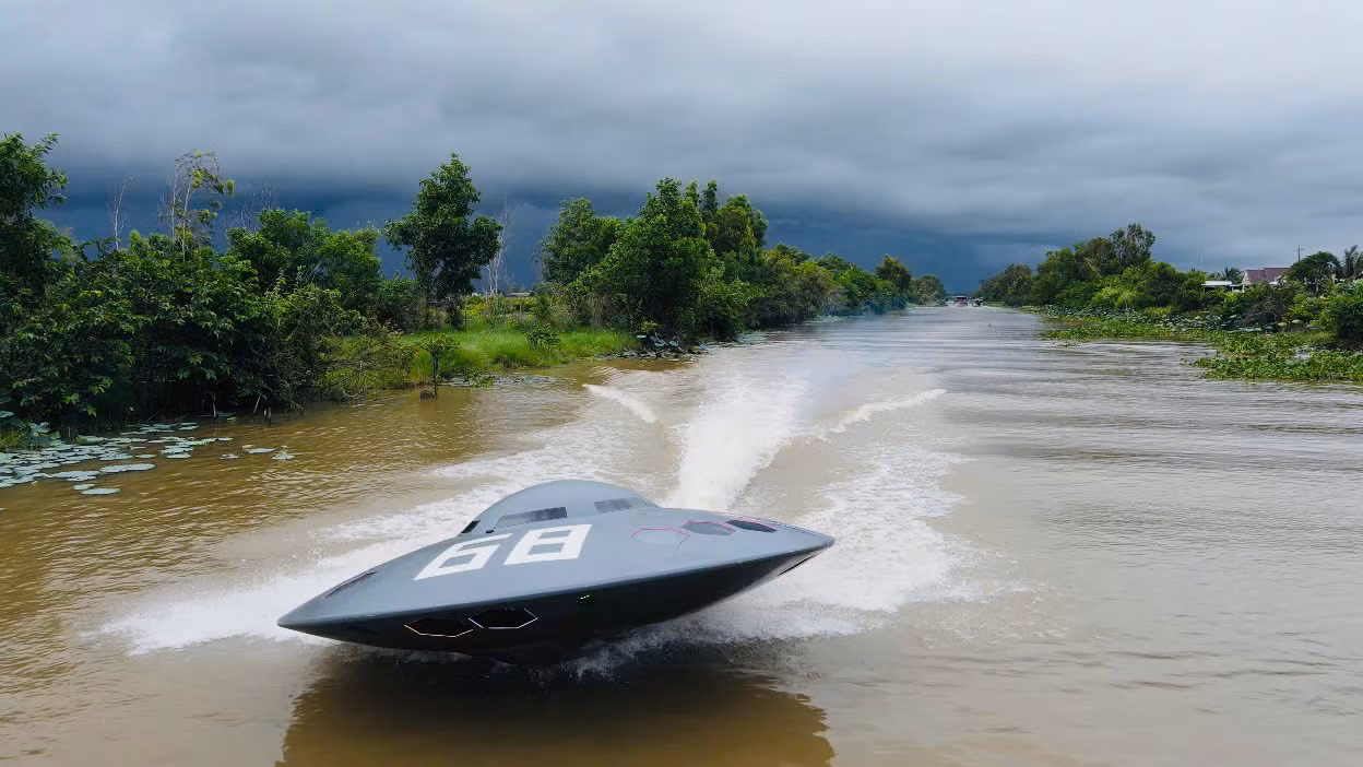 "Đĩa bay” nặng khoảng 300kg, chạy trên mặt nước với tốc độ khoảng 50km/h. Ảnh: NVCC.