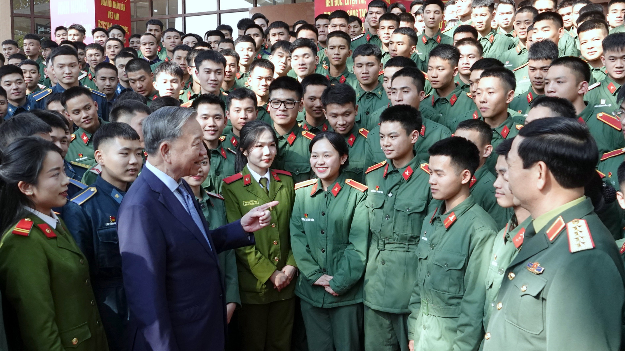 Tổng Bí thư Tô Lâm trò chuyện với các đại biểu về dự chương trình gặp mặt đại biểu thế hệ trẻ trong Quân đội vào ngày 18/12/2024. Ảnh: Nguyễn Minh Tổng Bí thư Tô Lâm trò chuyện với các đại biểu về dự chương trình gặp mặt đại biểu thế hệ trẻ trong Quân đội vào ngày 18/12/2024. Ảnh: Nguyễn Minh