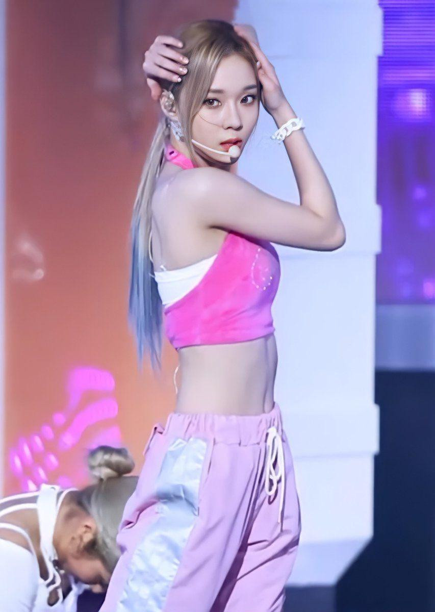 7. Winter (aespa): Người hâm mộ từng đặt câu hỏi bằng cách nào Winter lại có vòng eo nhỏ đến vậy? Làm sao đủ chỗ cho các cơ quan nội tạng?