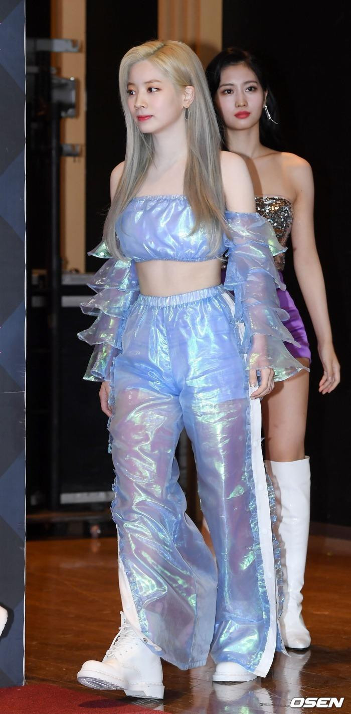 Điểm hấp dẫn của Dahyun là vòng eo "con kiến" và phần hông cong, tròn đầy.