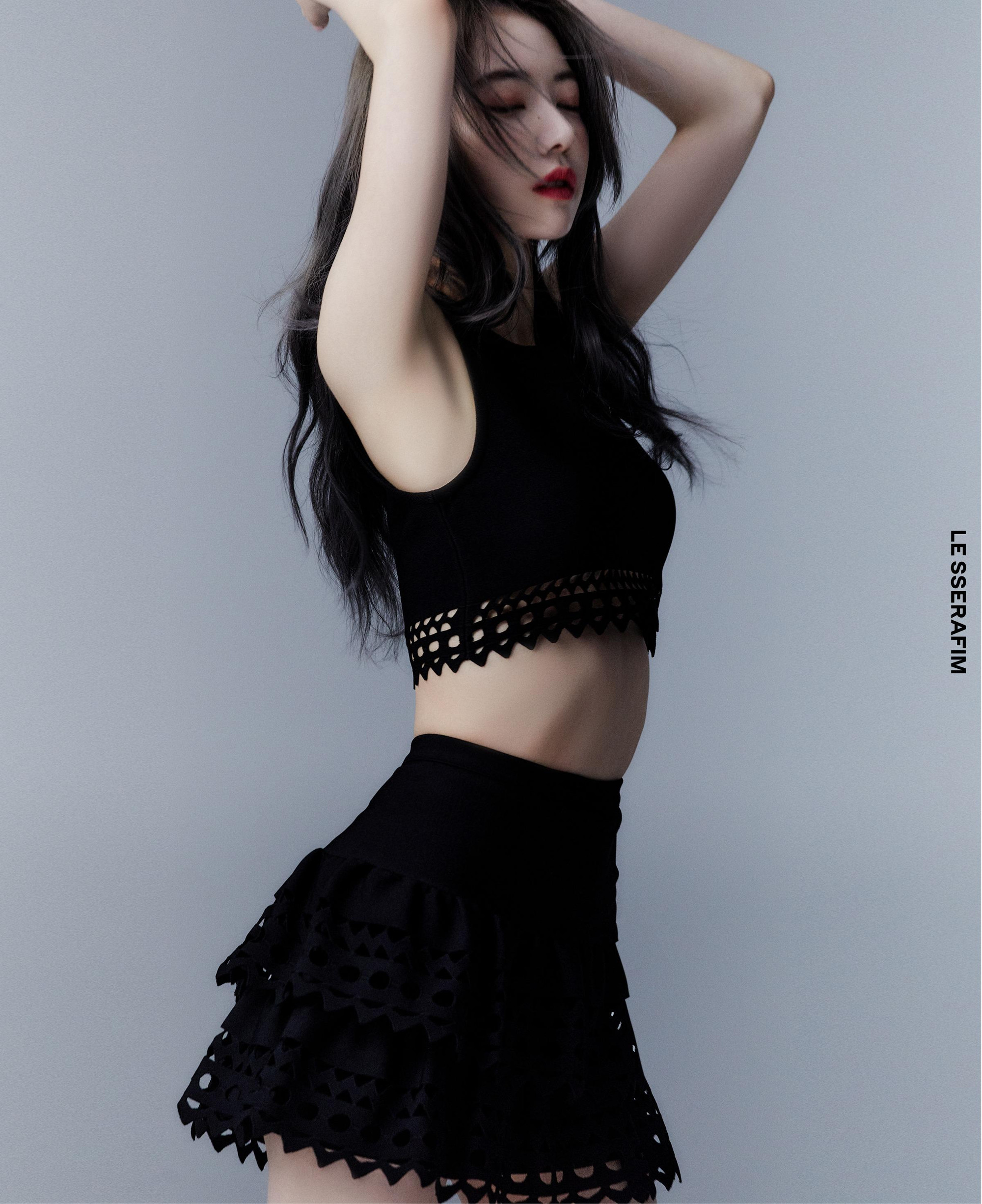 3. Sakura (LE SSERAFIM): Không khó hiểu khi Sakura được chọn vào vị trí center (trung tâm) của nhóm. Ngoài gương mặt xinh đẹp, cô còn sở hữu thân hình đáng ghen tỵ.