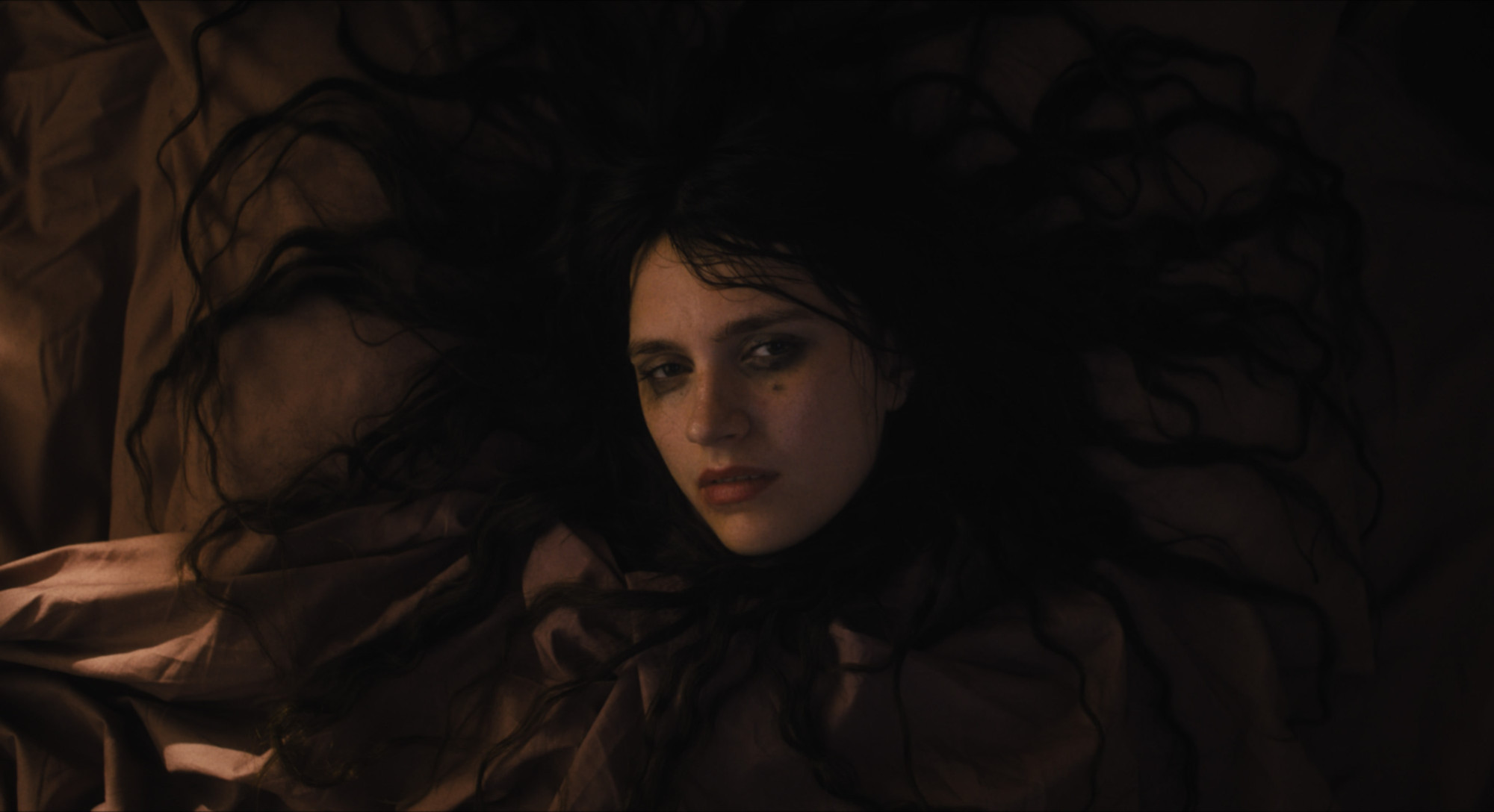 The First Omen có nội dung xoay quanh nhân vật Margaret và quá trình ra đời của đứa trẻ Phản Chúa Damien cùng những âm mưu xấu xa của Giáo hội.