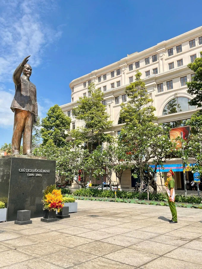 Đại úy Trần Vĩnh Chiến báo cáo thành tích trước tượng đài Chủ tịch Hồ Chí Minh.