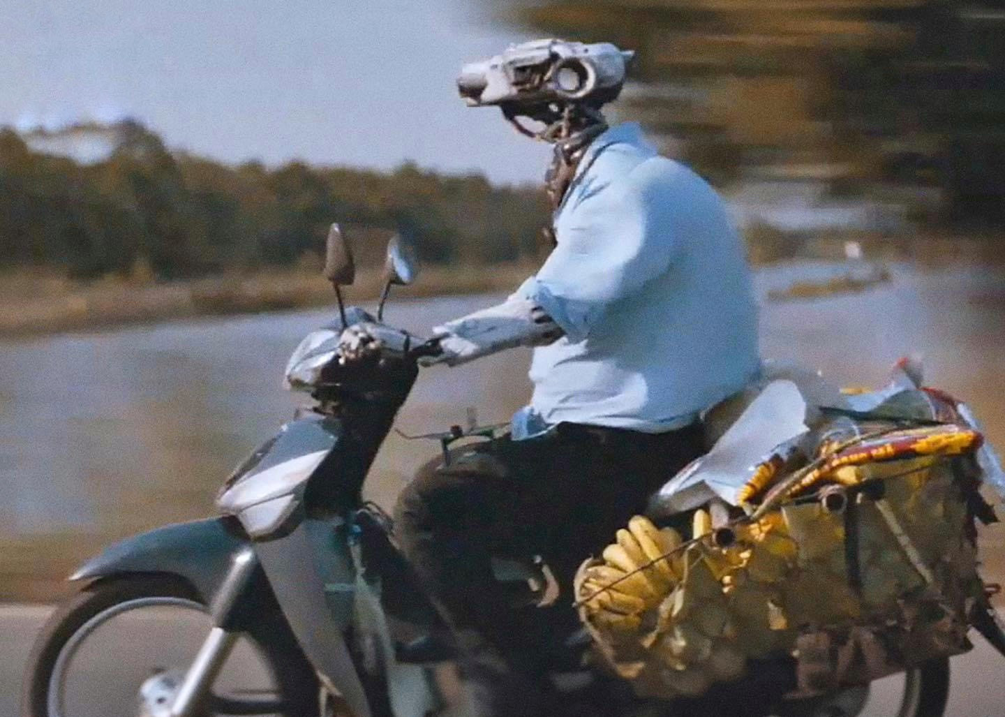 Hình ảnh robot mặc áo sơ mi, lái xe Honda chở chuối mưu sinh trong The Creator được khán giả Việt thích thú.