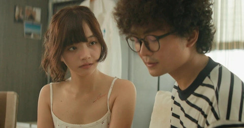 Hai diễn viên "tay mơ" là Tùng và Khazsak chưa có nhiều kinh nghiệm diễn xuất nhưng vẫn để lại thiện cảm cho người xem nhờ lối diễn tự nhiên, nhập tâm vào nhân vật.