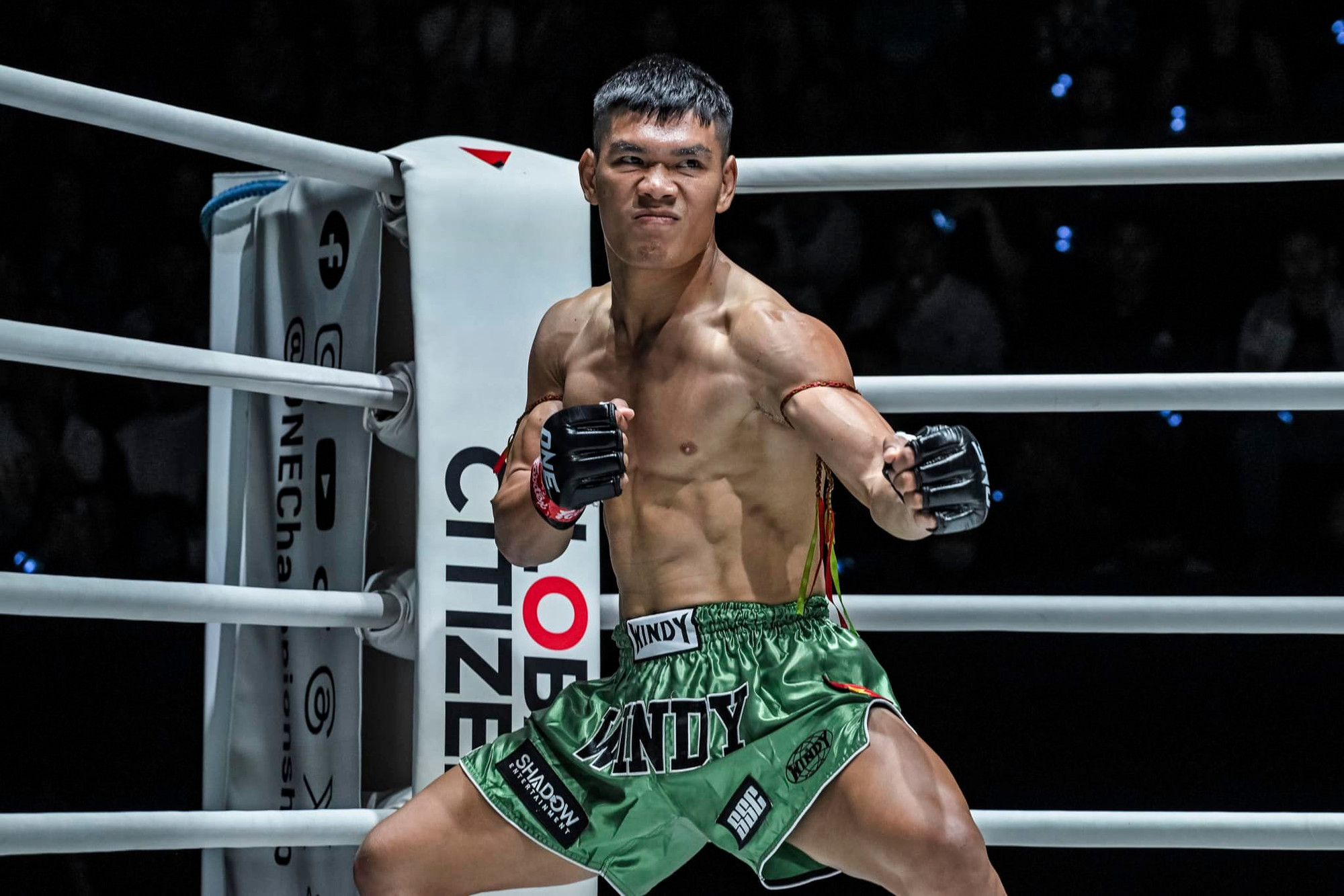 Võ sĩ Việt Nam - Trần Quốc Tuấn có khởi đầu ấn tượng tại đấu trường võ thuật hàng đầu thế giới ONE Championship. Võ sĩ Việt Nam - Trần Quốc Tuấn có khởi đầu ấn tượng tại đấu trường võ thuật hàng đầu thế giới ONE Championship.