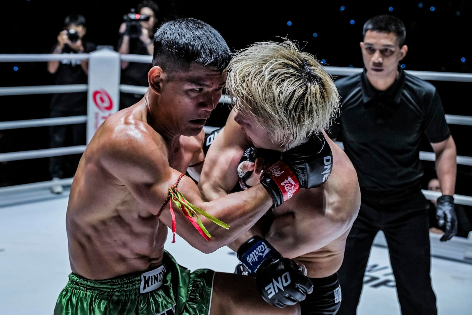 Những pha ra đòn uy lực đã mang về chiến thắng bằng knock-out kỹ thuật cho Trần Quốc Tuấn. Những pha ra đòn uy lực đã mang về chiến thắng bằng knock-out kỹ thuật cho Trần Quốc Tuấn.